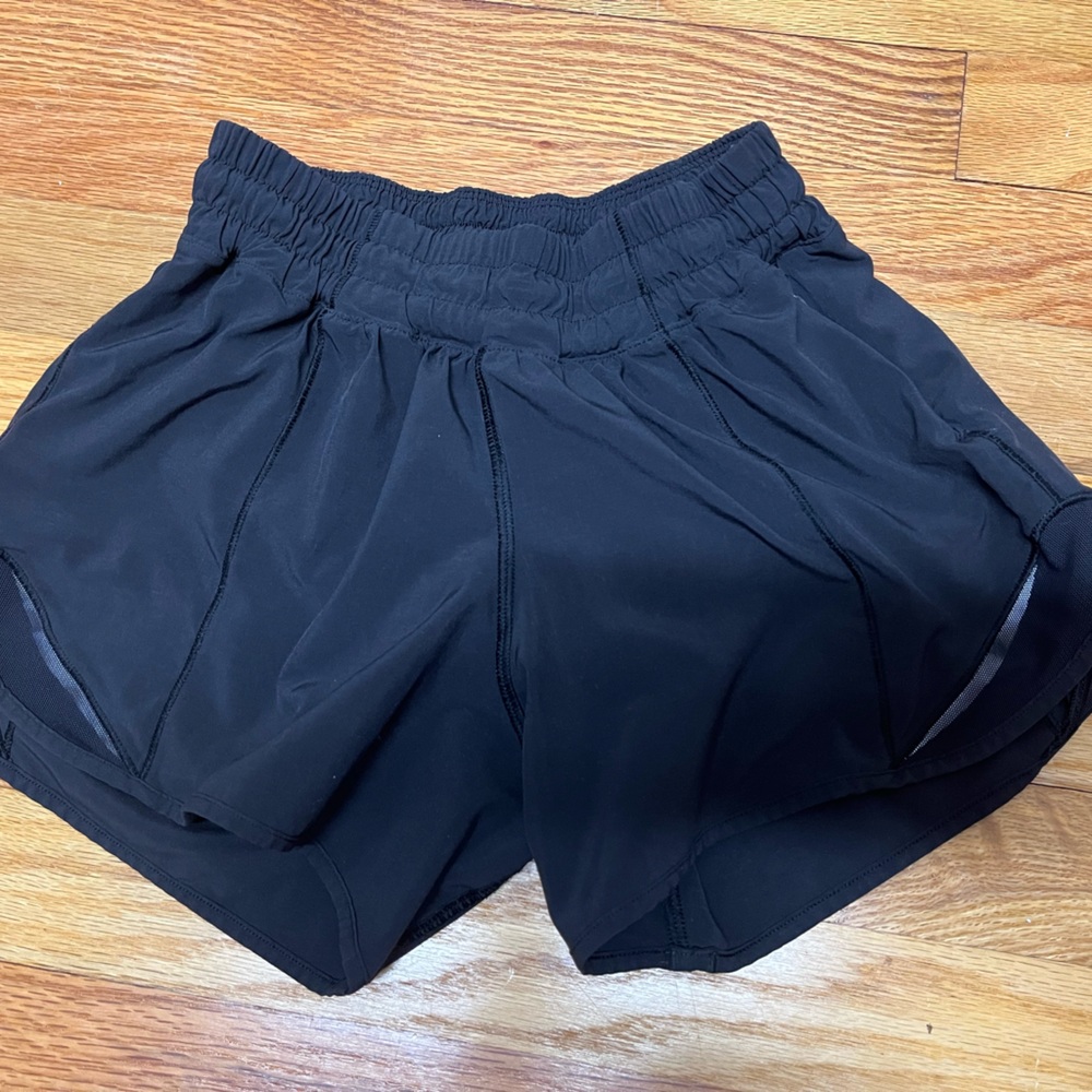 Lululemon Low Rise 4” hotty hot short
